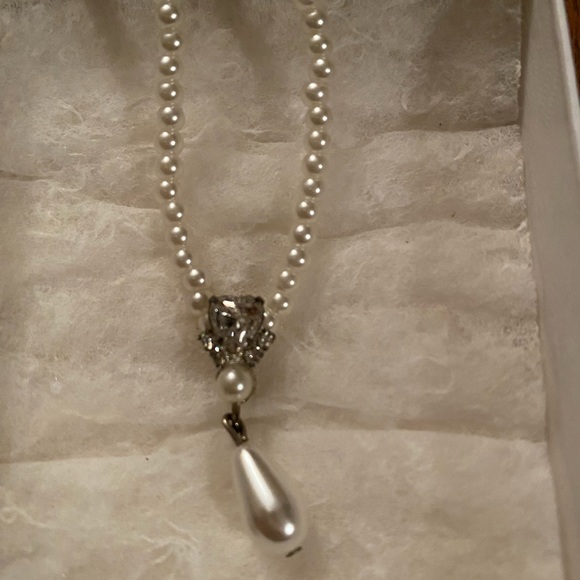 Faux pearl necklace with drop pearl and crystal heart charm - Picture 4 of 4